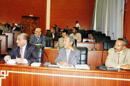 اللوزي (يسار) في جلسة مجلس الشورى أمس الأول